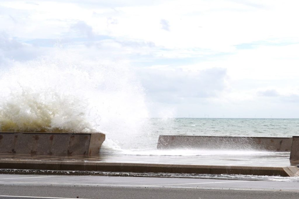Biển Vũng Tàu sóng dữ dội bất thường