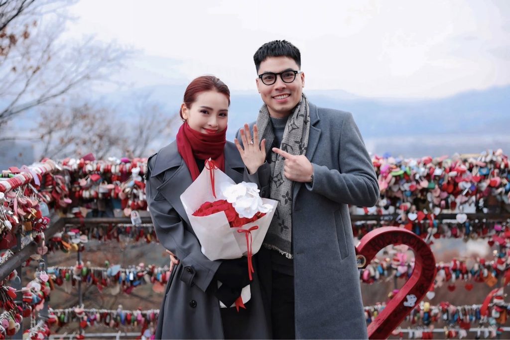 Đức huy cầu hôn bạn gái Huyền Trang