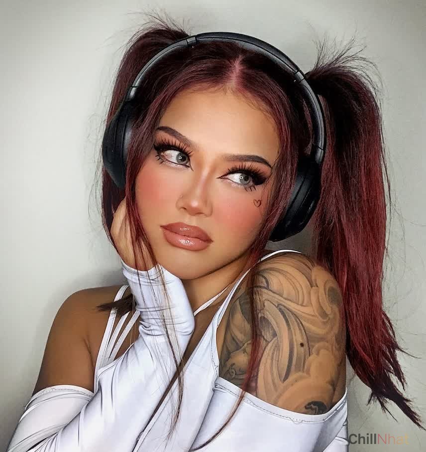 Cô nàng theo đuổi phong cách sexy chuẩn Tây. 