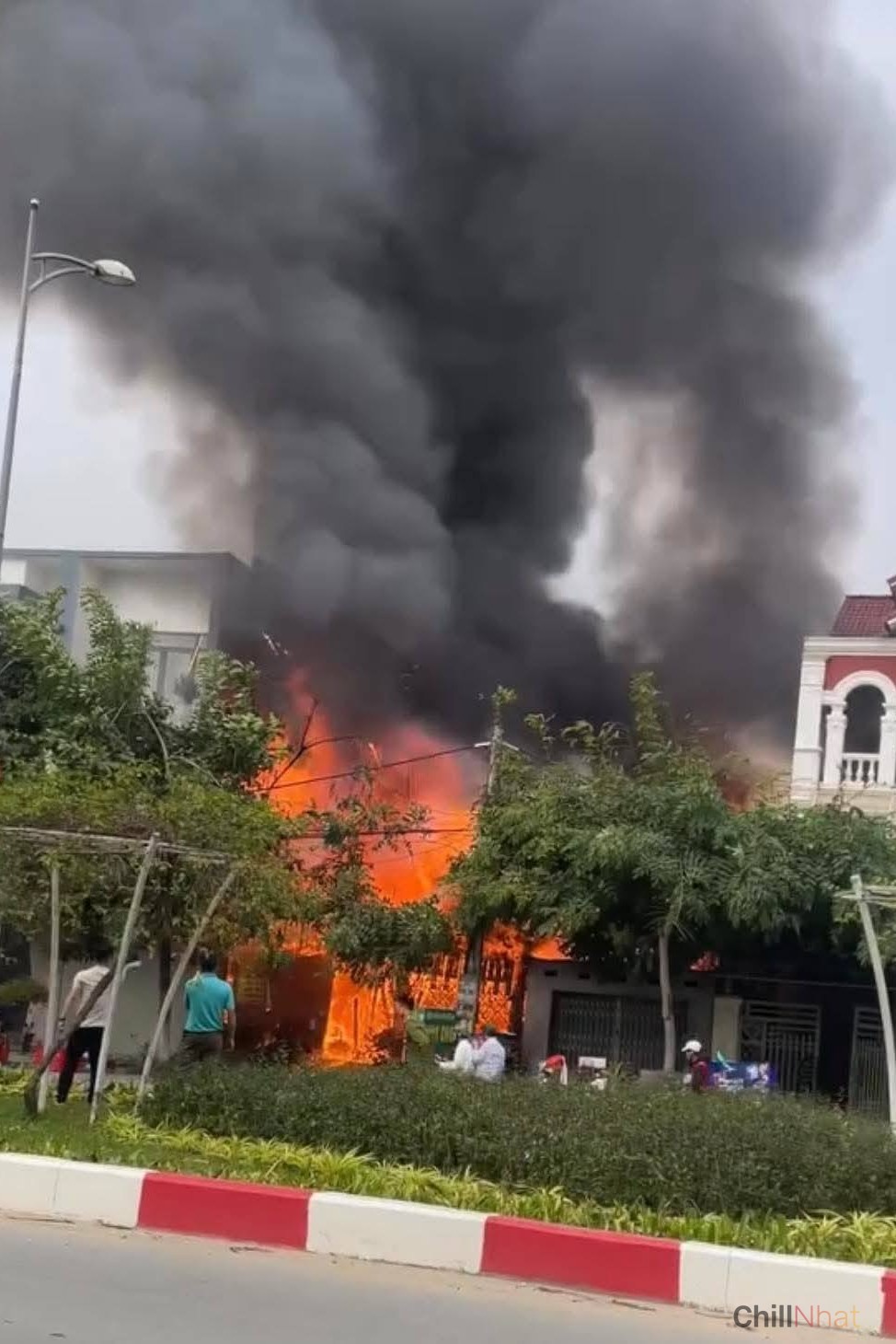 Cột khói đen cao hàng chục mét nuốt chửng ngôi nhà.