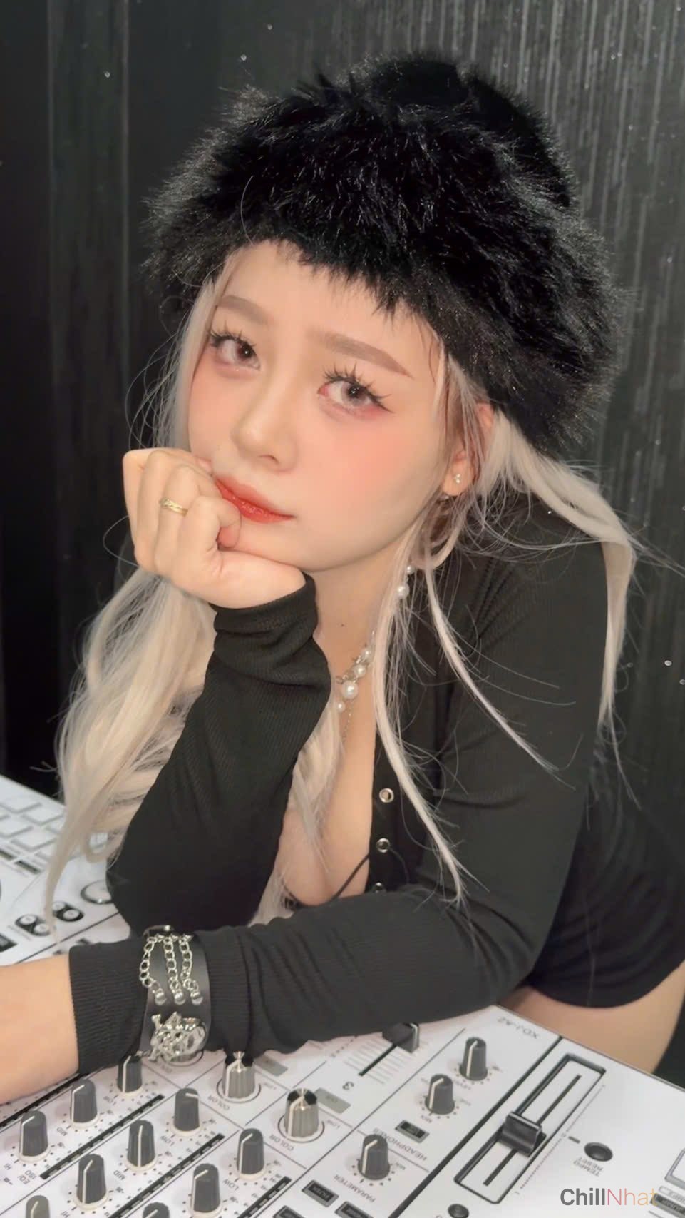 Toàn cảnh drama Lâm Nam Phương tố Dương Ái Vy cướp hit!