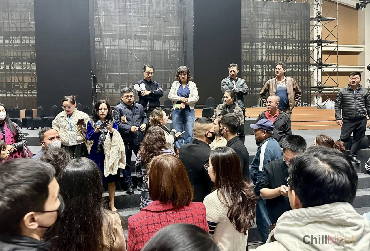 Khán giả tràn lên cả sân khấu để thể hiện sự bức xúc.