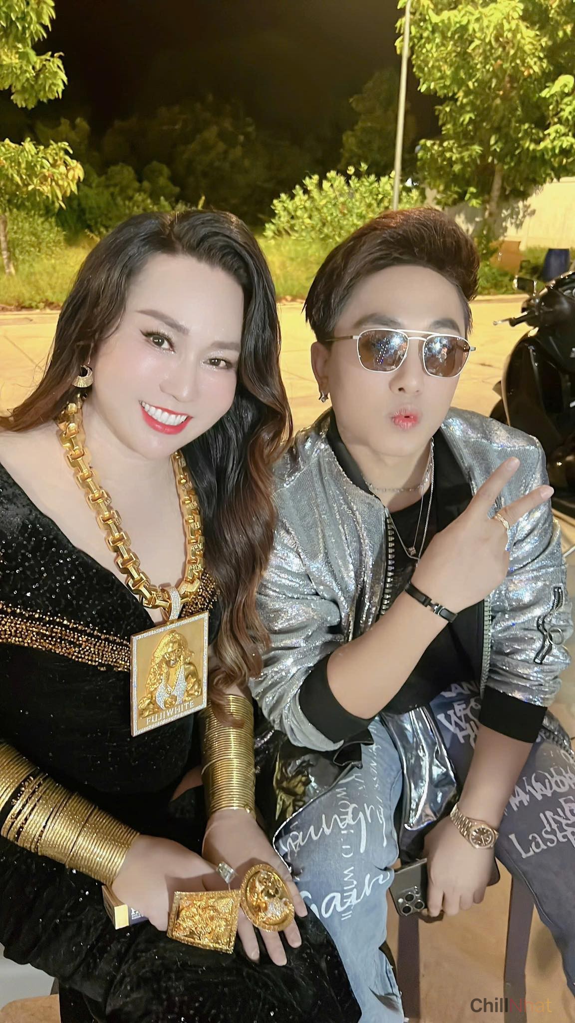 Cô nàng thường xuyên chia sẻ những hình ảnh đeo vàng trên trang cá nhân.