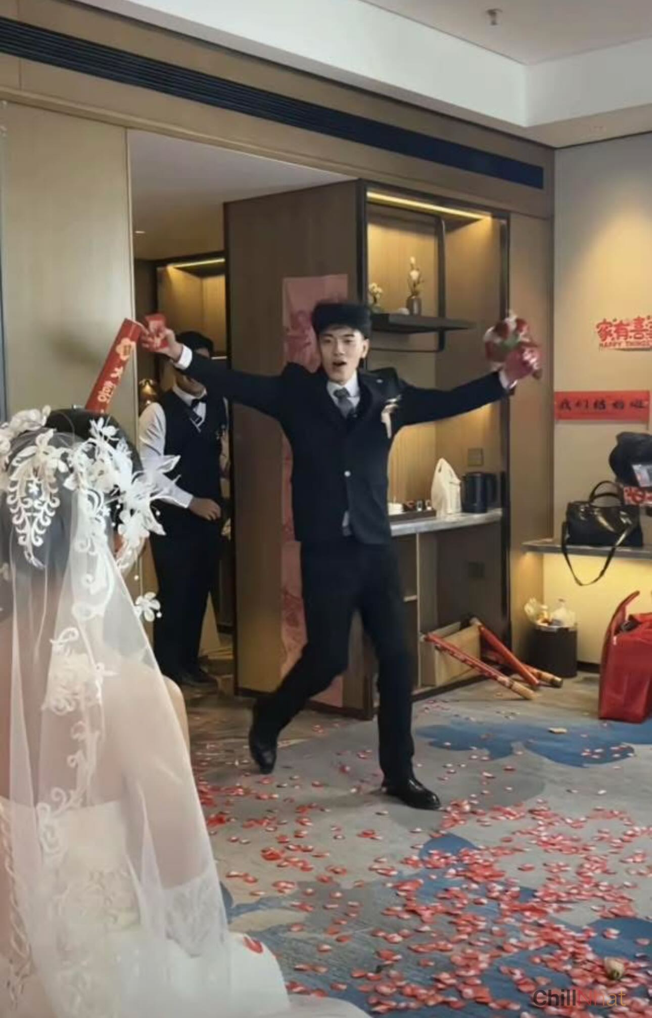 Chú rể hớn hở bước vào phòng để dắt cô dâu ra lễ đường.