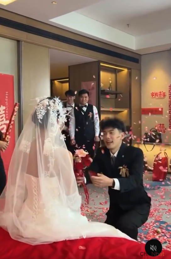 Ngay sau khi ồn ào kết thúc, chú rể và cô dâu đã quay lại một đoạn clip khác để kỉ niệm hôn lễ của mình.