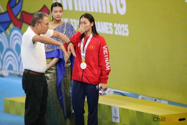 Võ Thị Mỹ Tiên khóc sau khi nhận huy chương 