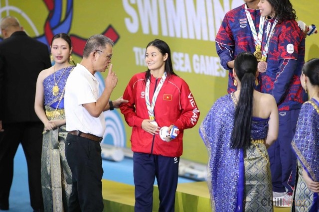 Cô trao đổi với lãnh đạo. 