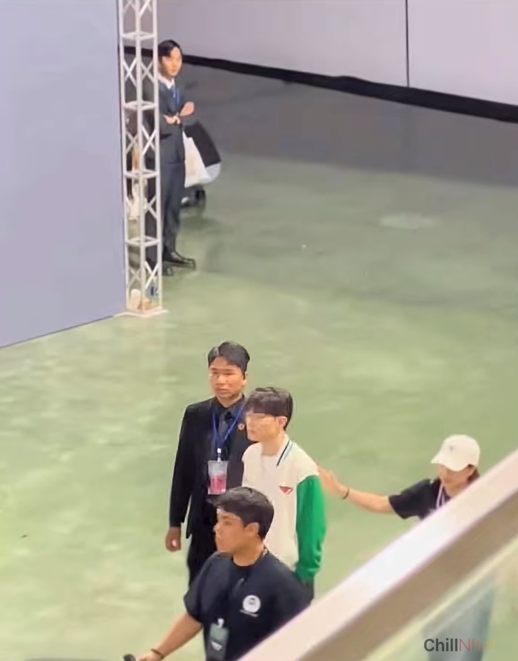 Bình luận viên Văn Tùng đứng nép mình 1 góc ngắm nhìn các thành viên T1