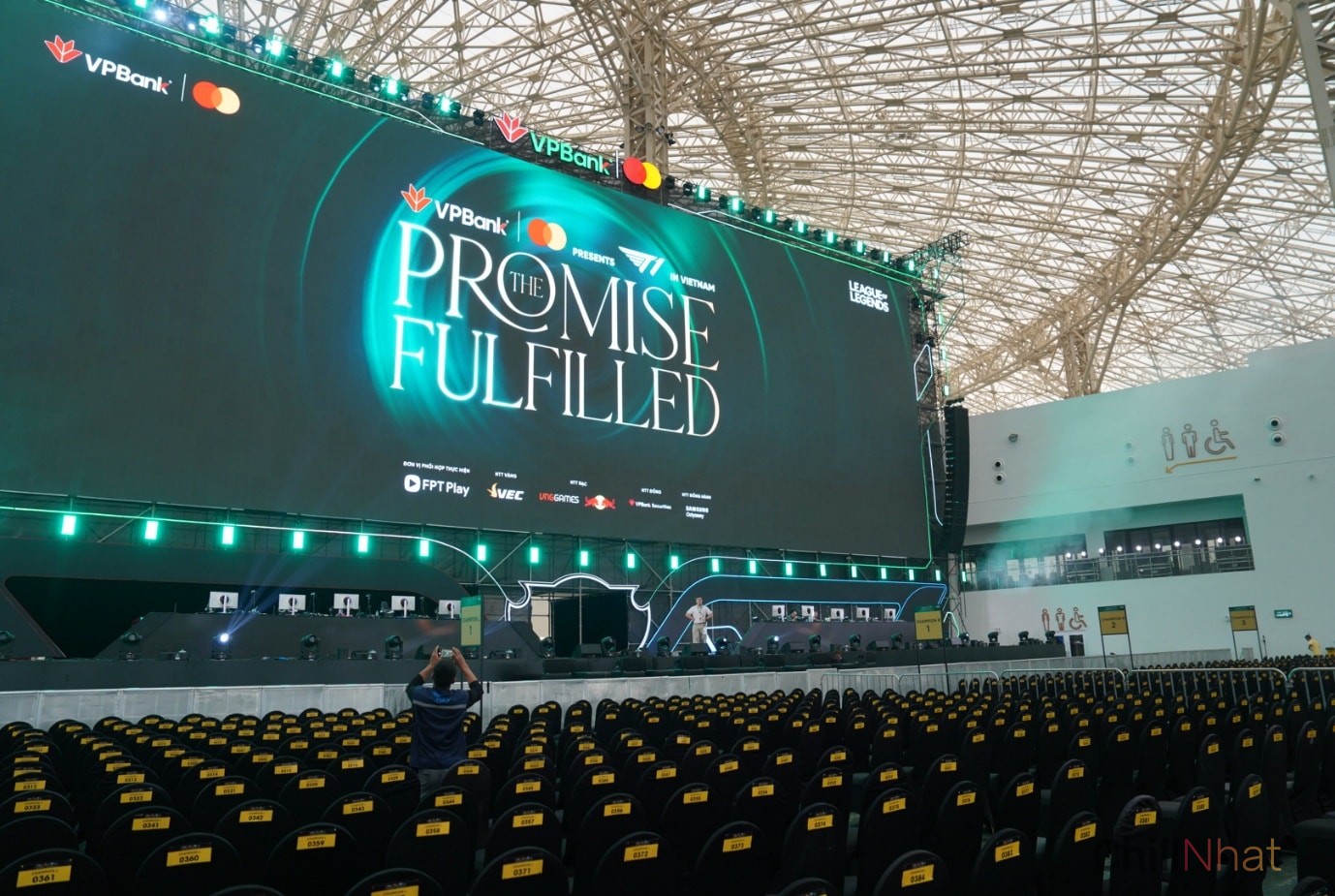 Choáng ngợp với sân khấu đại tiệc eSports VPBank presents T1 in Vietnam