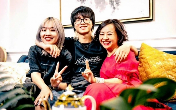 Mẹ Rapper Low G chụp ảnh cùng với con trai và con dâu tương lai