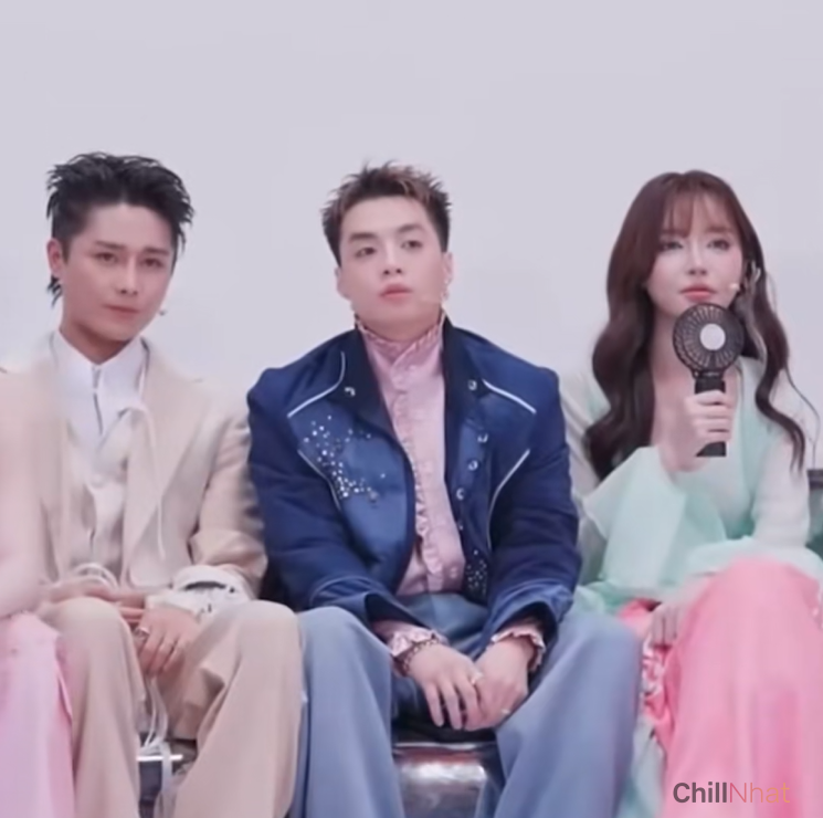 Negav ngồi chen giữa Tăng Duy Tân và Bích Phương với màn vạ miệng gây chú ý