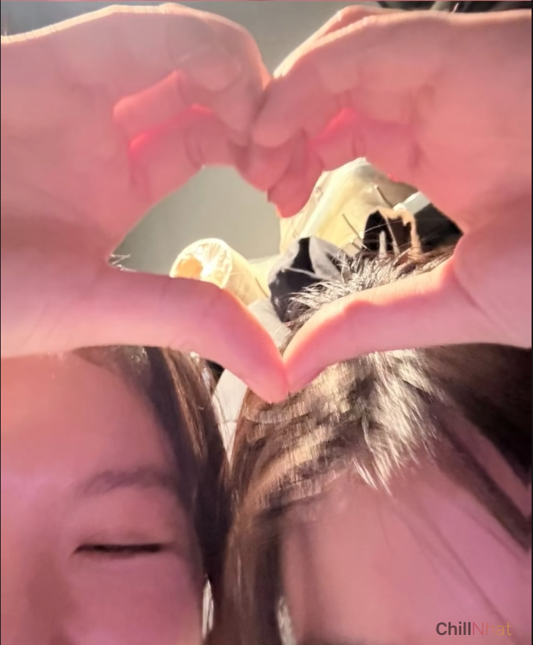 Nhân viên quán pizza nổi tiếng tự ý dùng điện thoại khách tạo dáng chụp ảnh