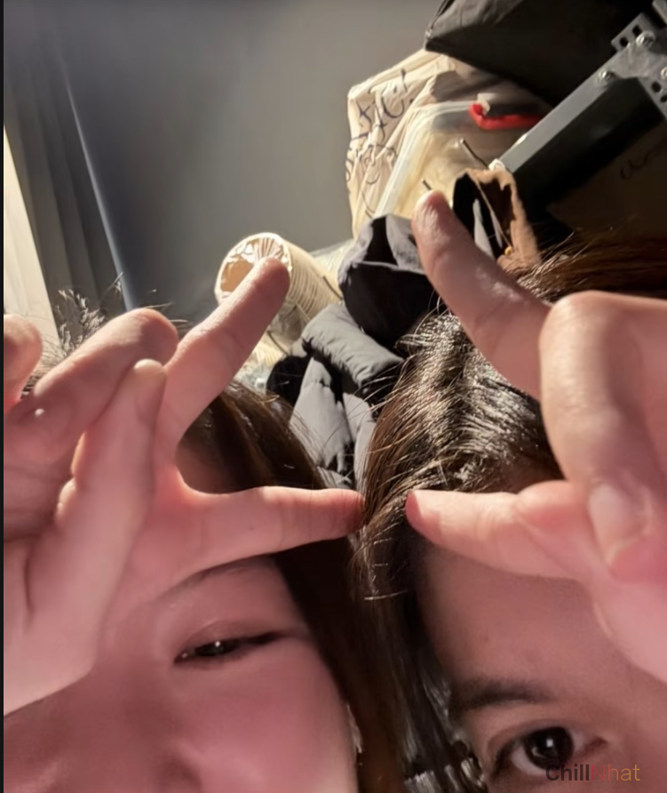 Nhân viên quán pizza nổi tiếng tự ý dùng điện thoại khách tạo dáng chụp ảnh