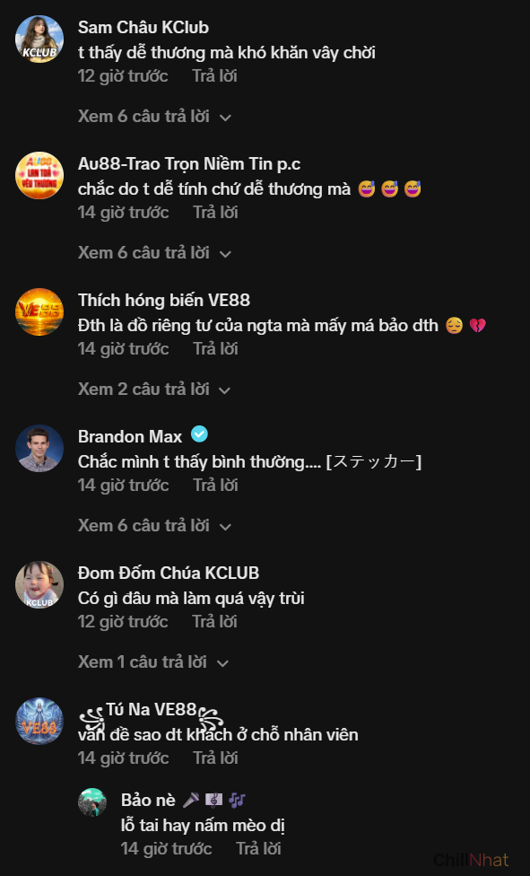 Nhiều giang cư mận lại thấy hành động nhân viên lấy máy khách chụp ảnh là dễ thương