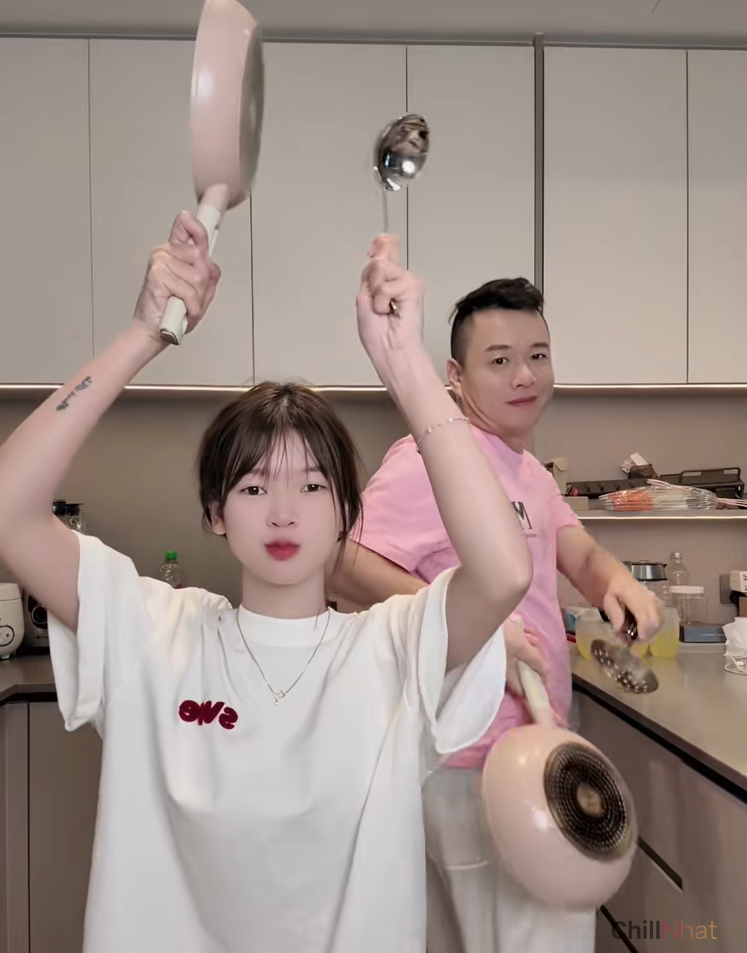 Tôn Bằng và vợ mới cùng nhau nấu ăn