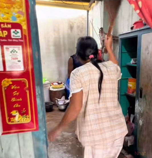 Đoạn video cô dùng chổi chà với chồng viral khắp cõi mạng. 