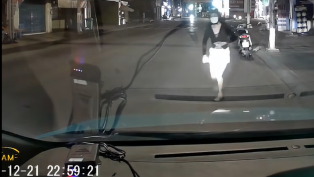 Em gái xin lỗi bác tài sau va chạm gây sốt MXH