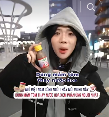 Tiktoker Việt mang mắm tôm lên tàu điện Nhật gây tranh cãi dữ dội trên mạng xã hội