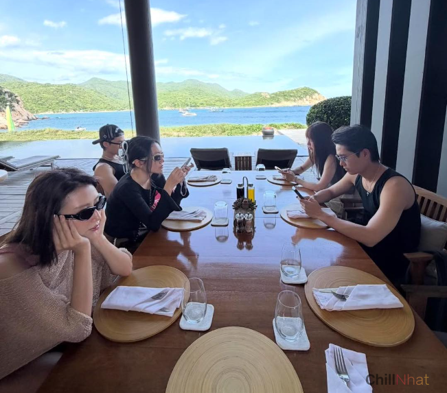 Bức ảnh ngầm công khai mối quan hệ của cả hai trong chuyến đi Vĩnh Hy. 