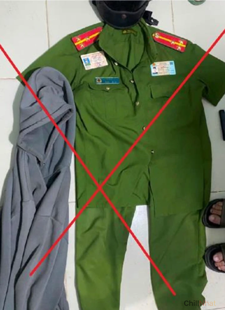 Cảnh sát thu giữ tang vật để phục vụ điều tra. 