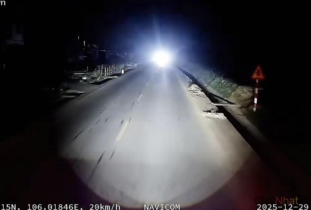 Đoạn video ghi lại cảnh xe tải nhá đèn pha vào nữ Tiktoker viral trên MXH.