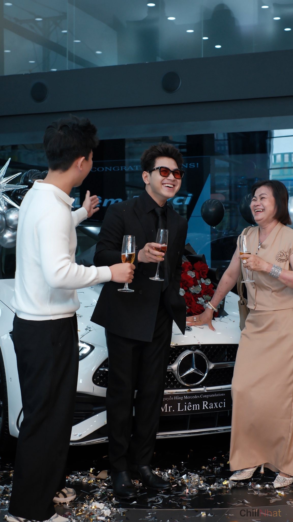 Khoảnh khắc anh chàng cùng gia đình ăn mừng thành tựu mới gây bão MXH.