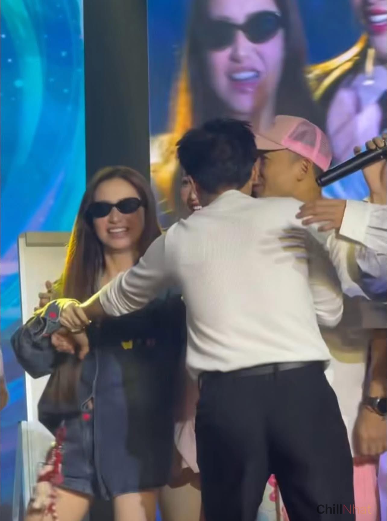 Chàng nhạc sĩ đã khéo léo tránh né nhưng vẫn bị đàn chị kéo vào.