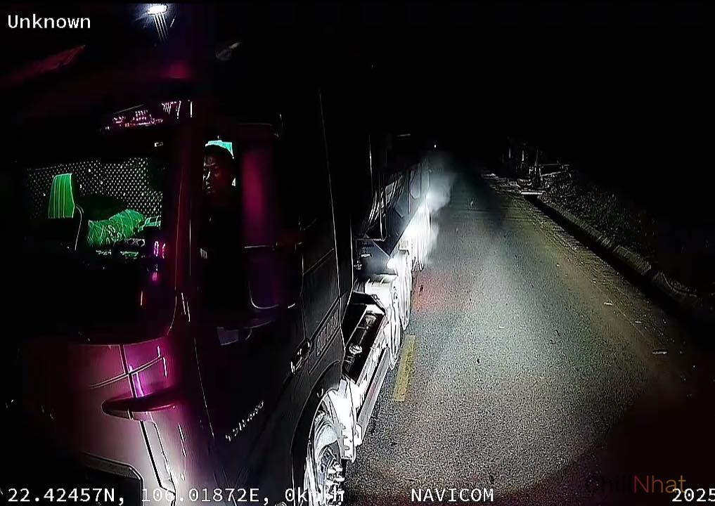 Hai bên đã dừng xe và xảy ra tranh cãi ngay trên đường.