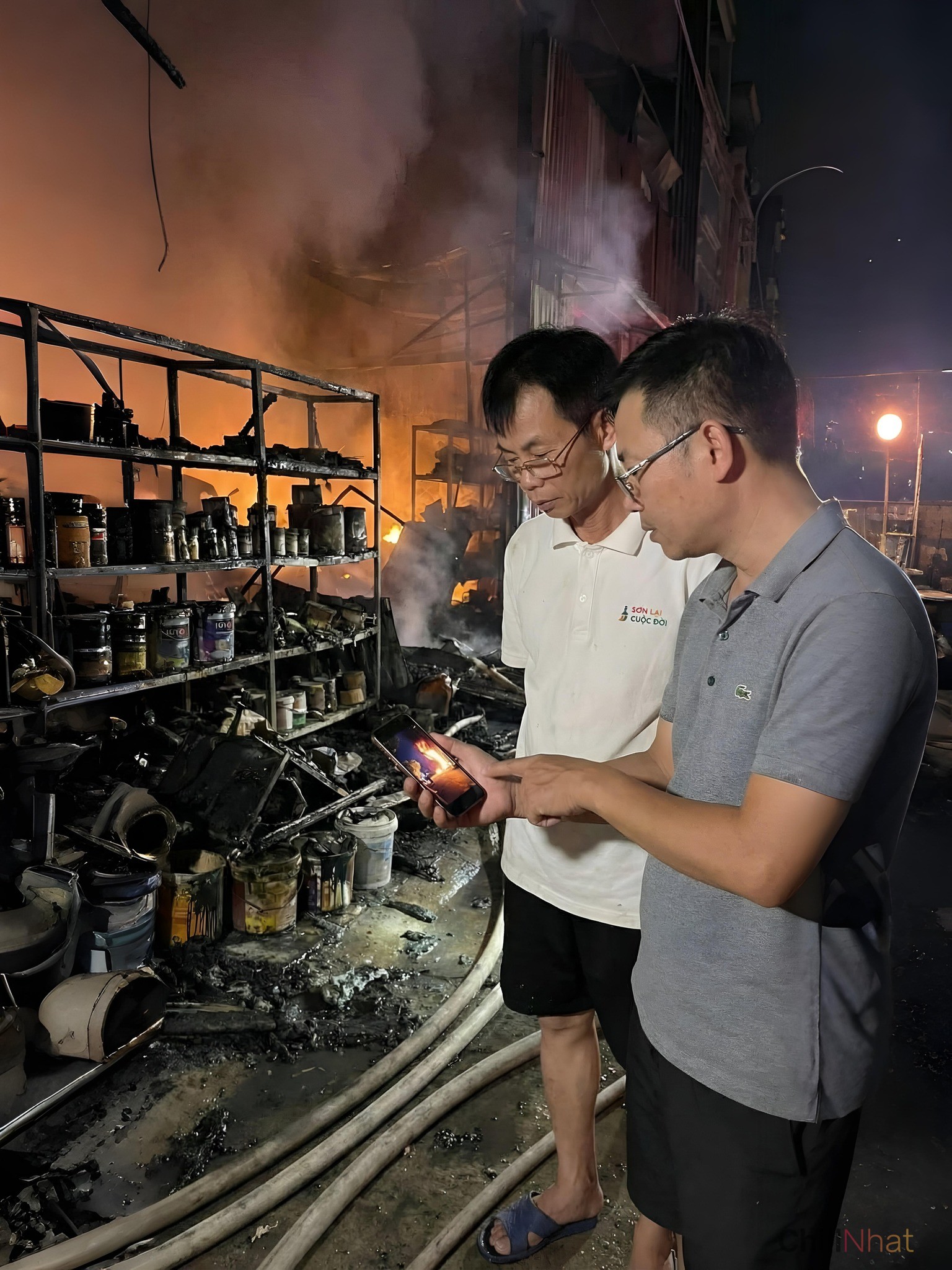 Chủ kênh Sơn Lại Cuộc Đời và tàn dư sau đám cháy.