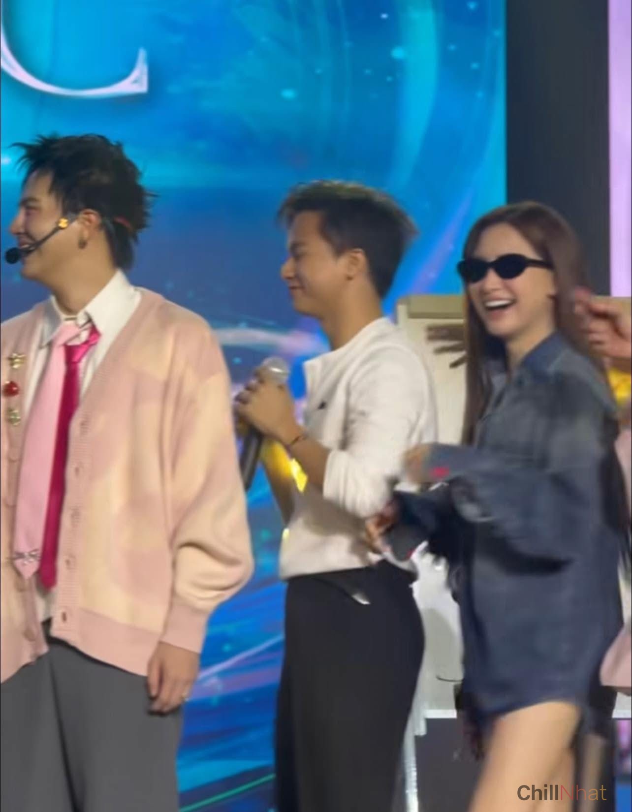 Cộng đồng mạng soi được biểu cảm "sượng trân" của những người trong cuộc.