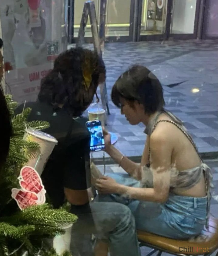 Dù chất lượng hình ảnh thấp, nhưng từ tóc tai đến quần áo thì netizen cũng không khó để nhận ra cặp đôi.