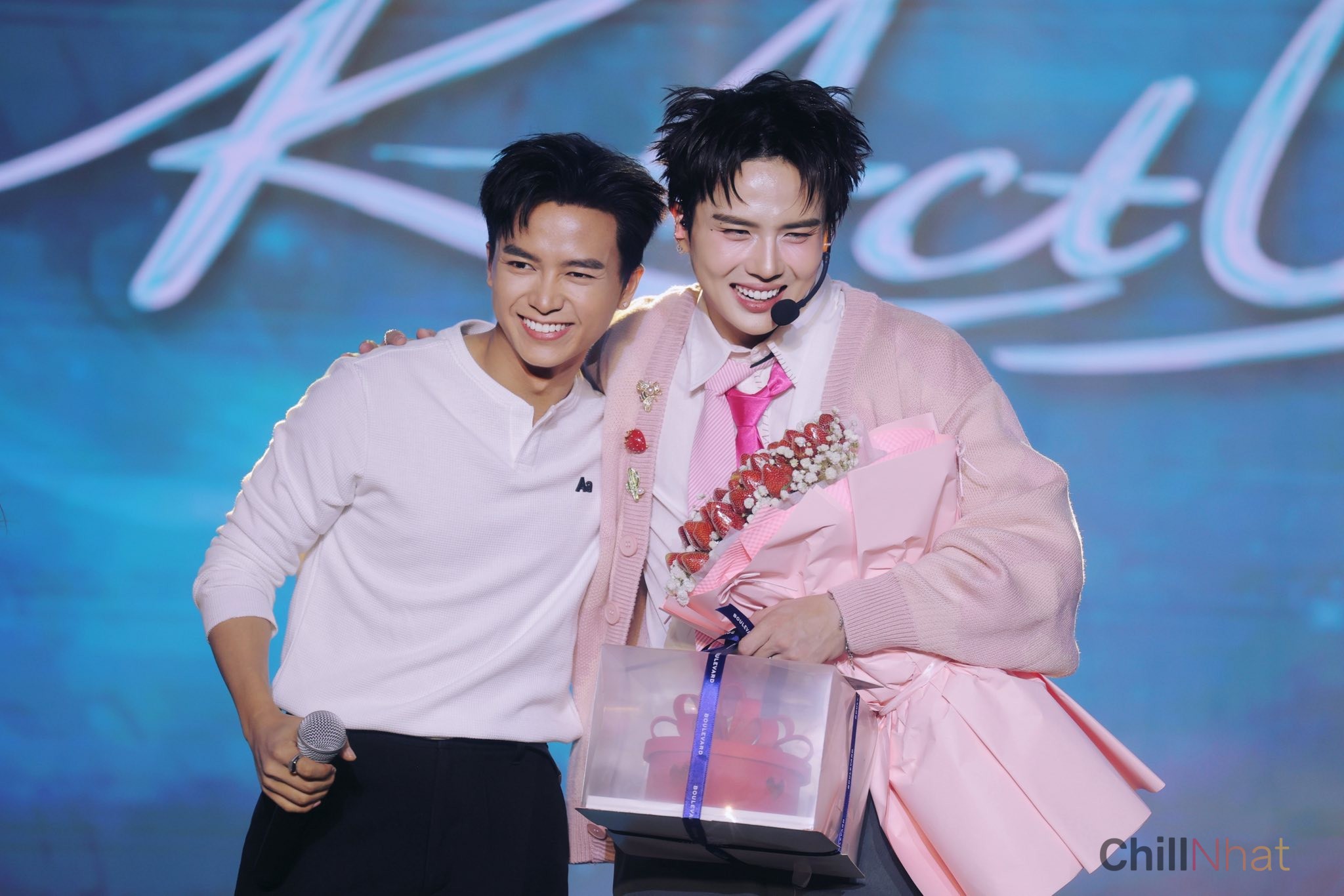 Nhạc sĩ Bùi Công Nam cũng góp mặt trong sự kiện của Duy Khánh.