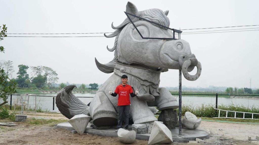 Anh Bùi Văn Quân cùng linh vật