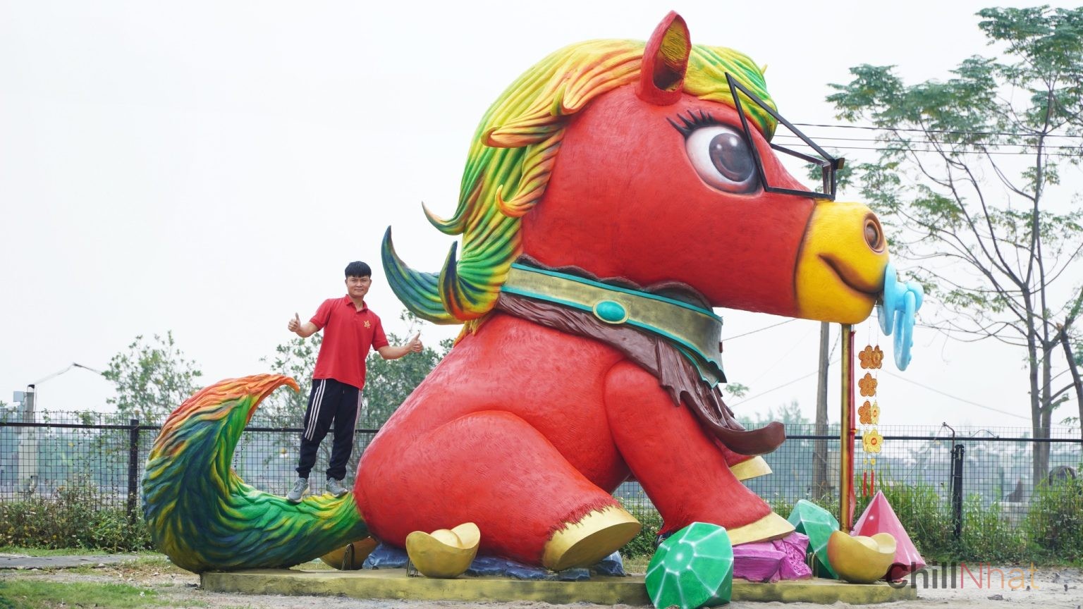 Anh Bùi Văn Quân cùng linh vật đã được hoàn thiện