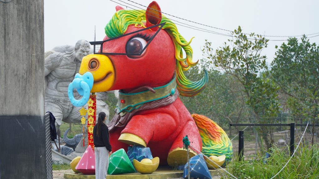 Linh vật ngựa vui vẻ được hoàn thành